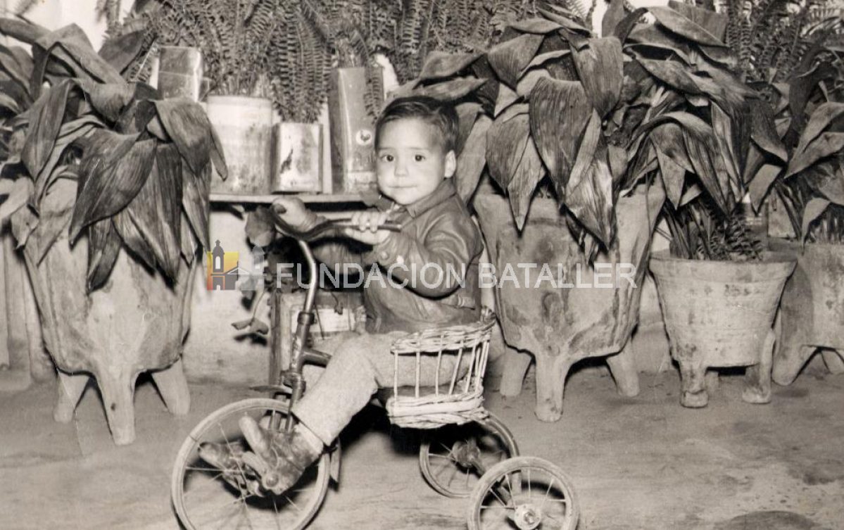 1960 – En triciclo, el pequeño Juan Carlos Abarca 

