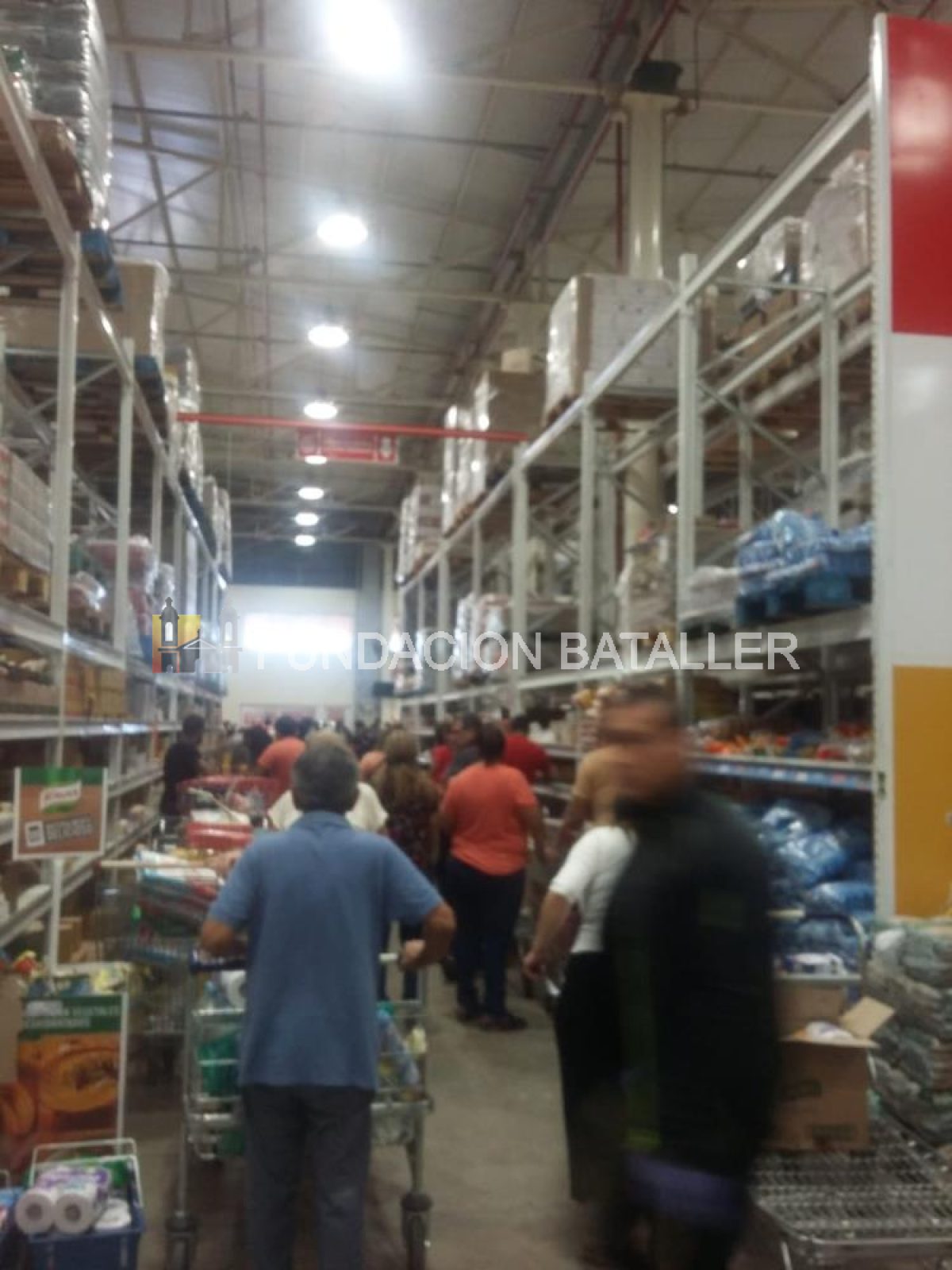 Góndolas vacías, colas de más de una cuadra y discusiones entre compradores 