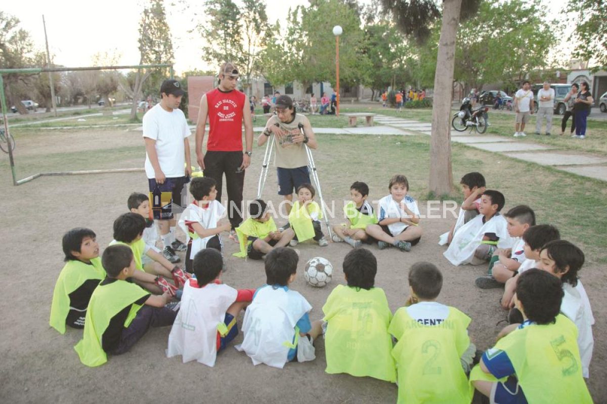 El profesor de fútbol que tiene parálisis cerebral