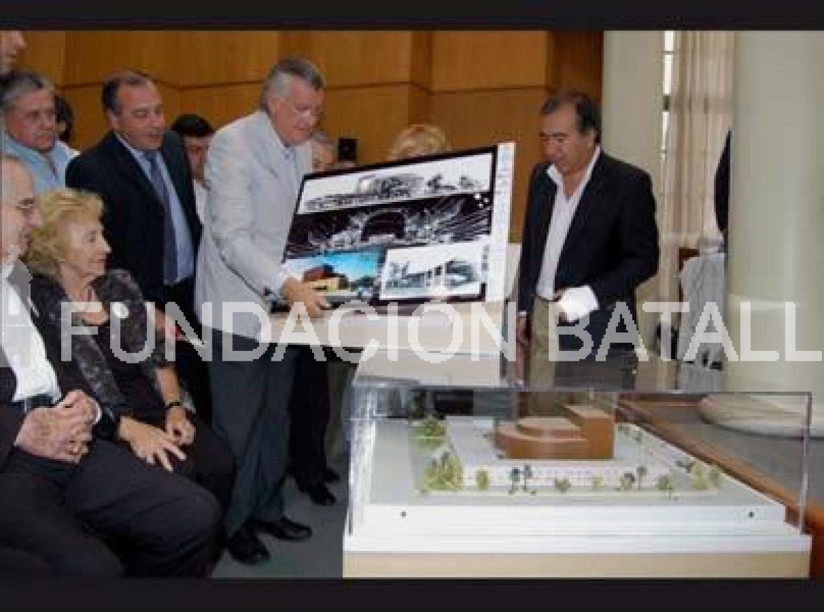 28 de marzo. En 2011 Licitaron la obra del Teatro del Bicentenario