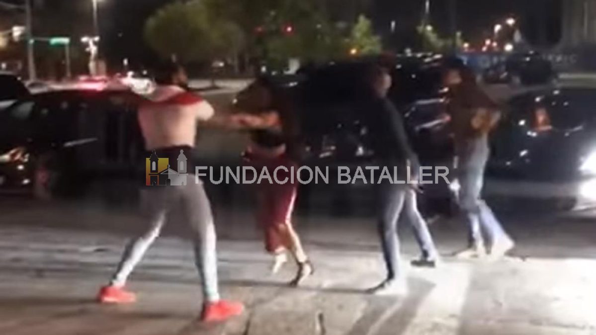 En pelea callejara un policía recibió una patada en el rostro 