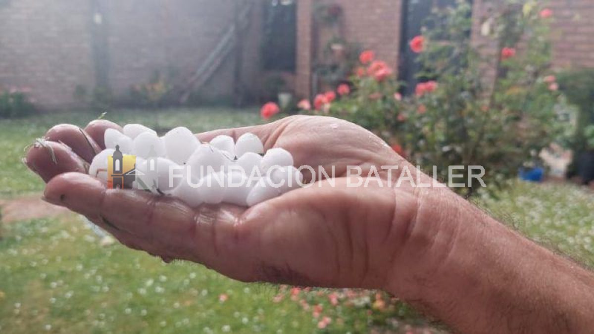 Lluvia y granizo en la tarde de este domingo
