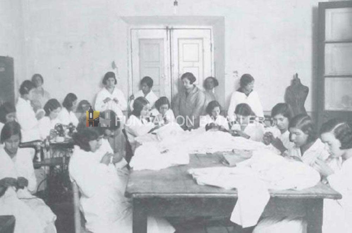 Clase de costura en la Normal San Martín