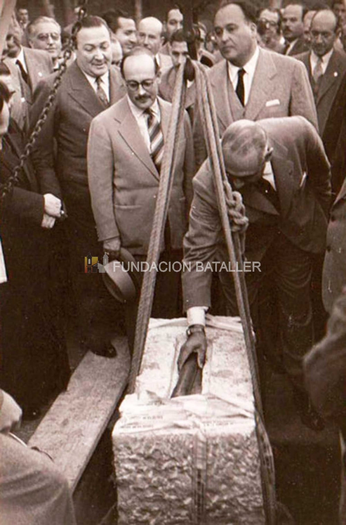Piedra basal de la Escuela de Enología