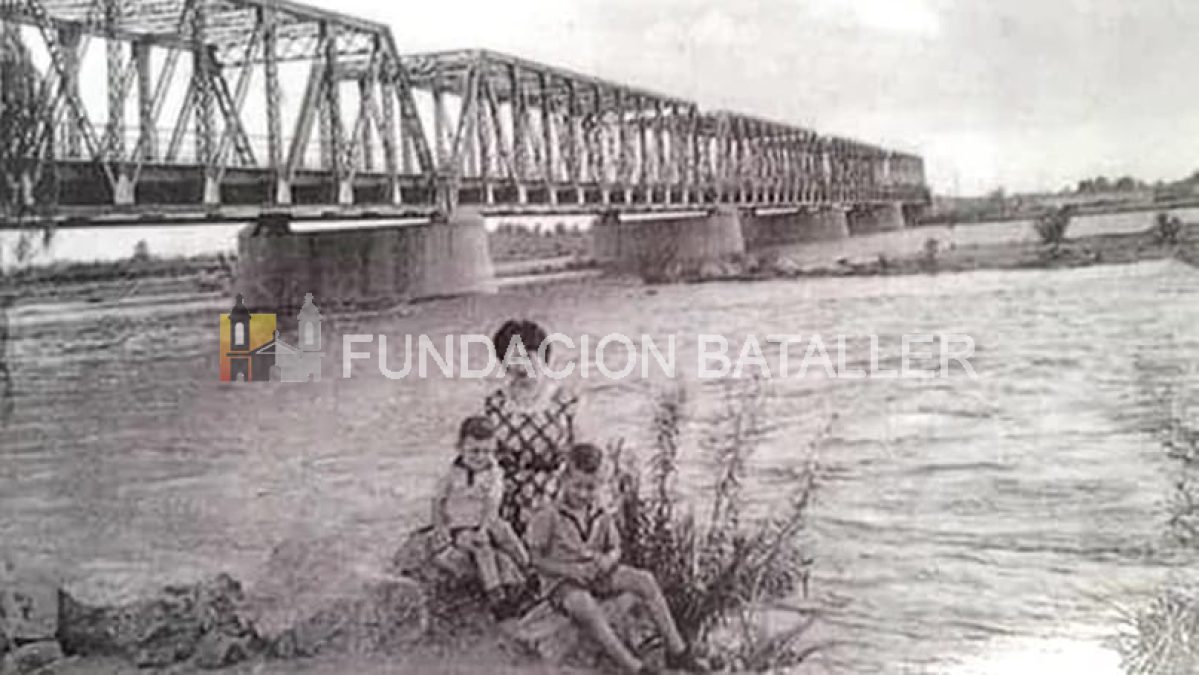 Elisia Lahoz y sus hijos Francisco José y Guillermo en el viejo puente de Albardón