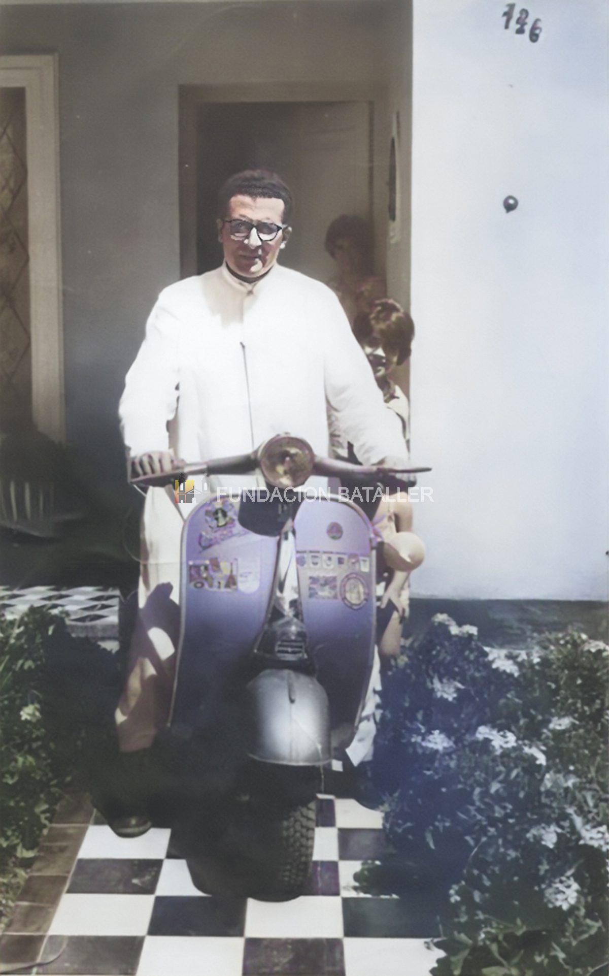 Un sacerdote en su Vespa
