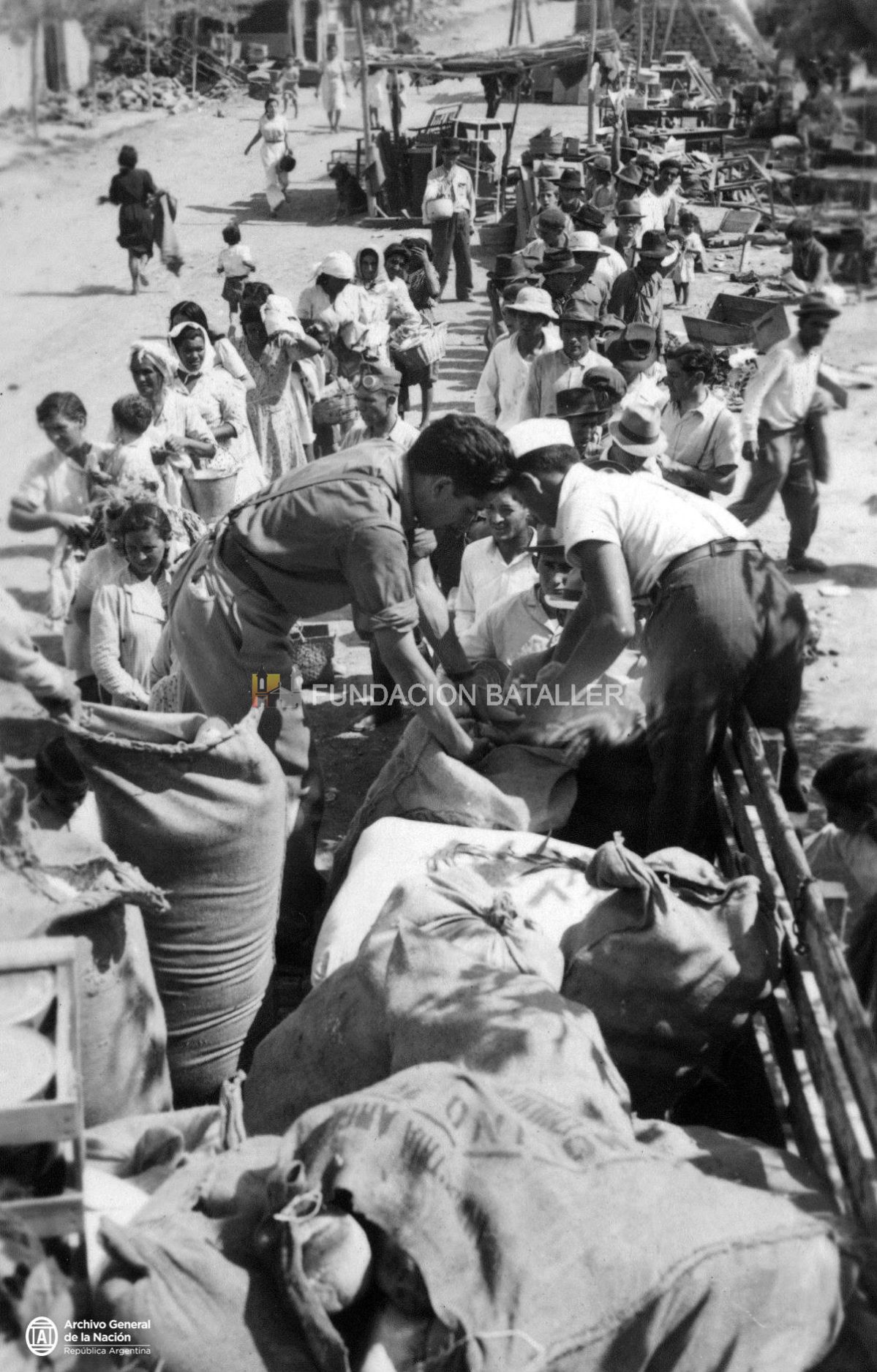Distribución de víveres a los sobrevivientes del terremoto de San Juan, 1944