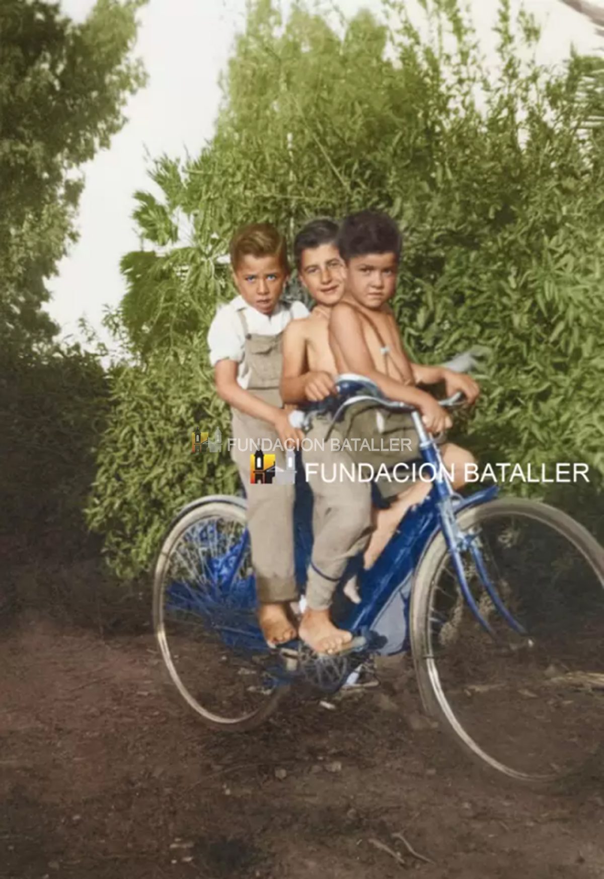 El “Pelufo” y sus hermanos en bicicleta