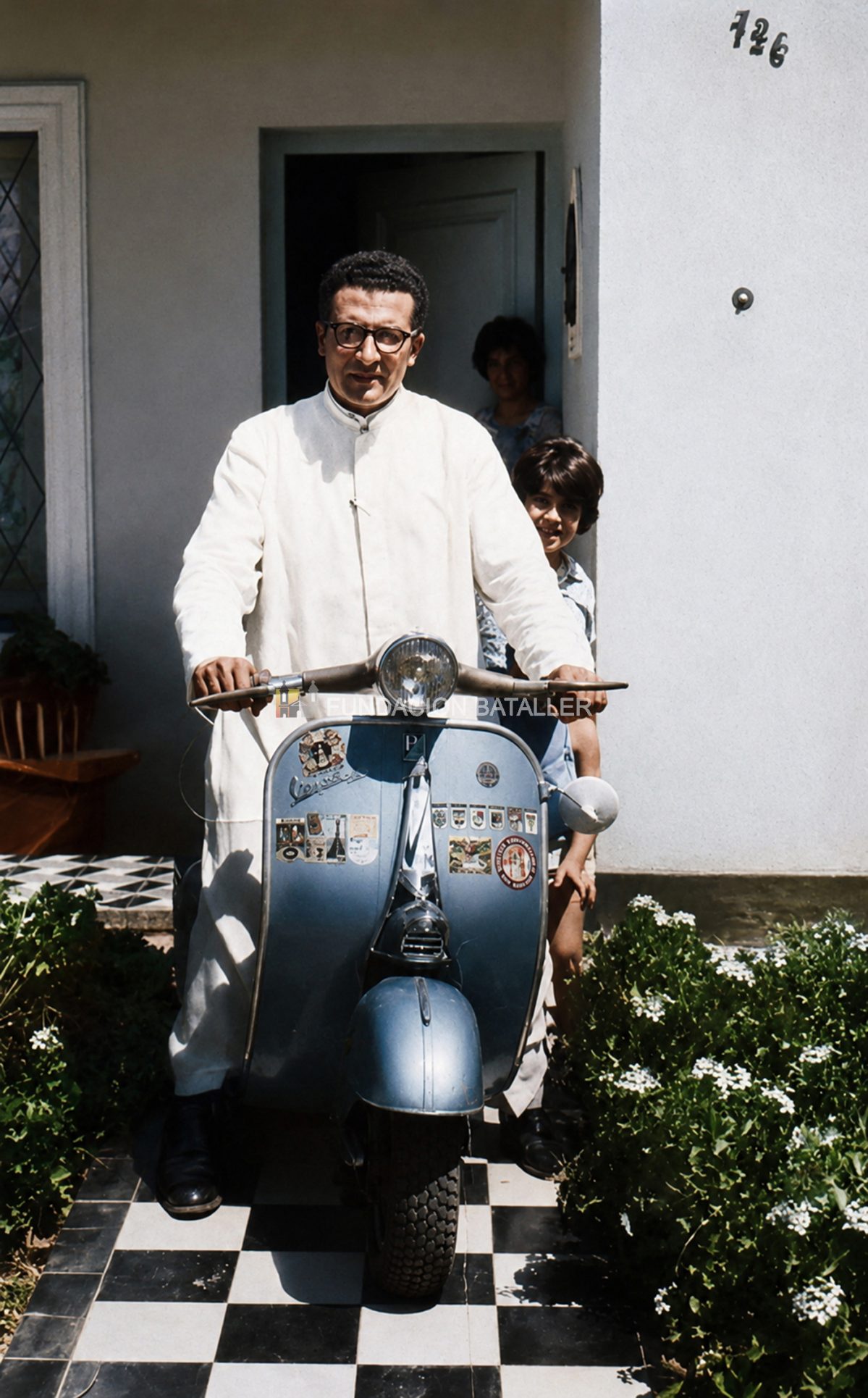 Un sacerdote en su Vespa