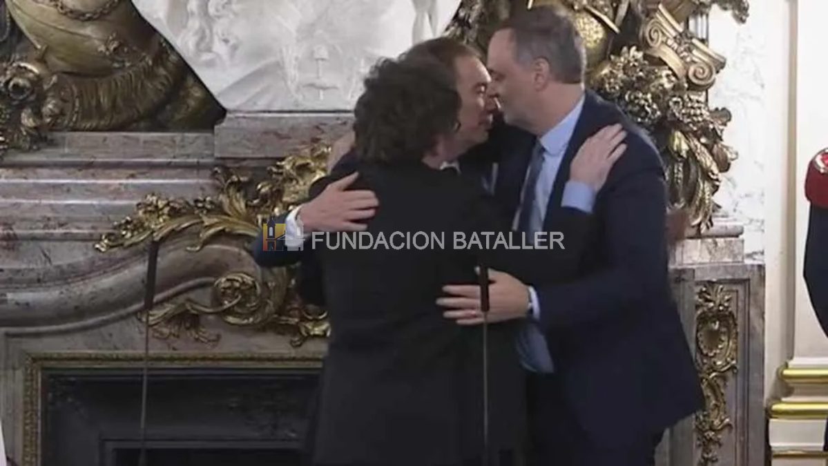 El abrazo de los tres (Javier Milei, Manuel Adorni y Diego Santilli), fuera de libreto, duró largos segundos y estuvo acompañado de palmadas recíprocas.

