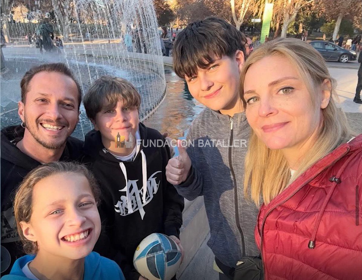 Soledad Tassi y Óscar Javier Calderón Bernal junto a sus hijos.