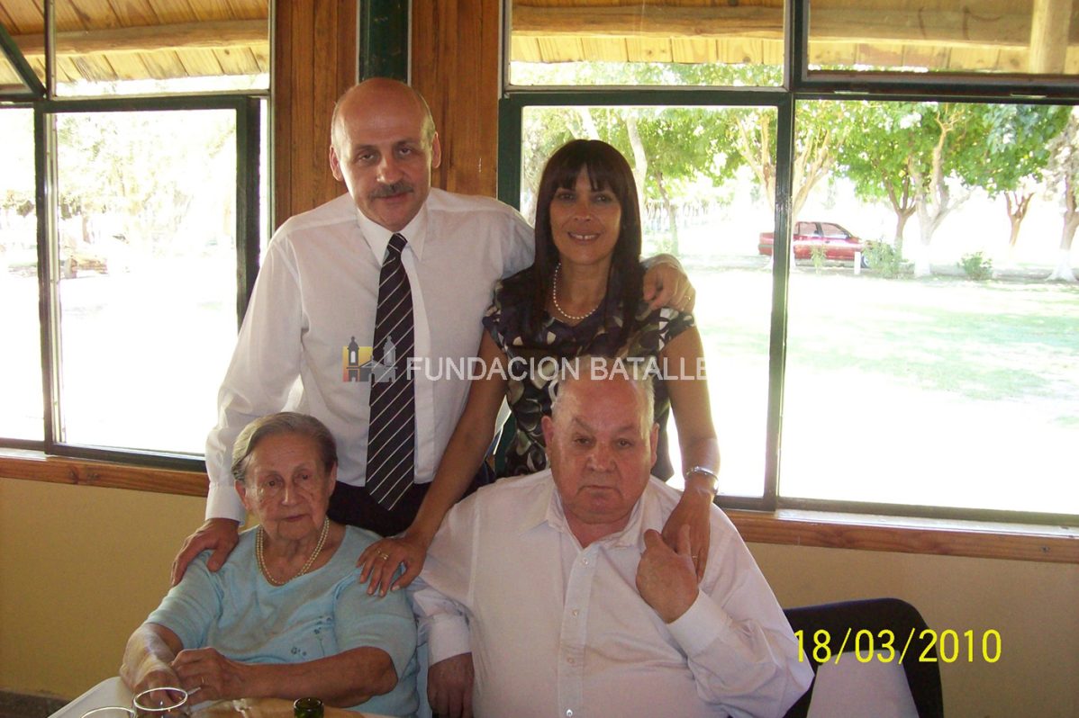 Aída Herrera y su esposo el maestro Juan Argentino Petracchini, junto a su hijo José Domingo Petracchini, quien está acompañado de su esposa Marisa Edith Palacios, en el día del enlace.