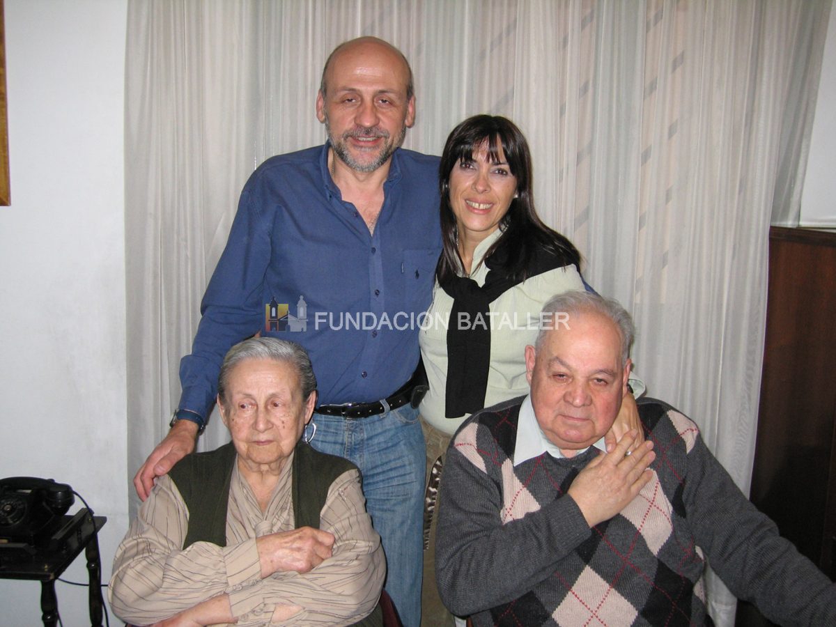 Aída Herrera y su esposo el maestro Juan Argentino Petracchini. Detrás de ellos José Domingo, hijo del matrimonio y Marisa Edith.