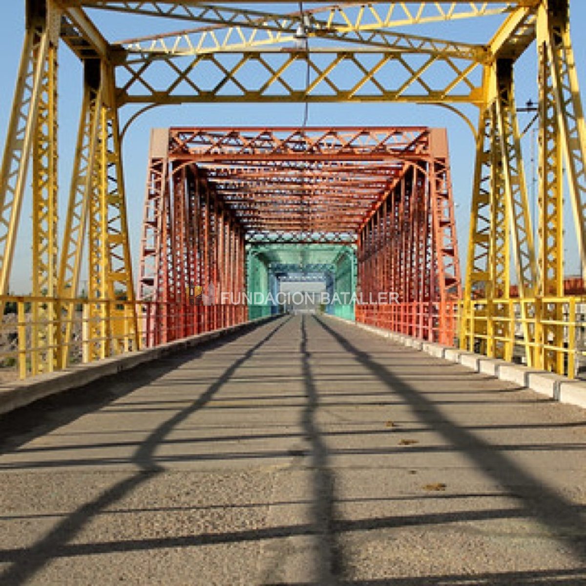 El antiguo puente de hierro o puente de Alto de Sierra fue pintado de distintos colores. El mismo ya no se utiliza y a su costado se construyó uno nuevo para el tránsito.