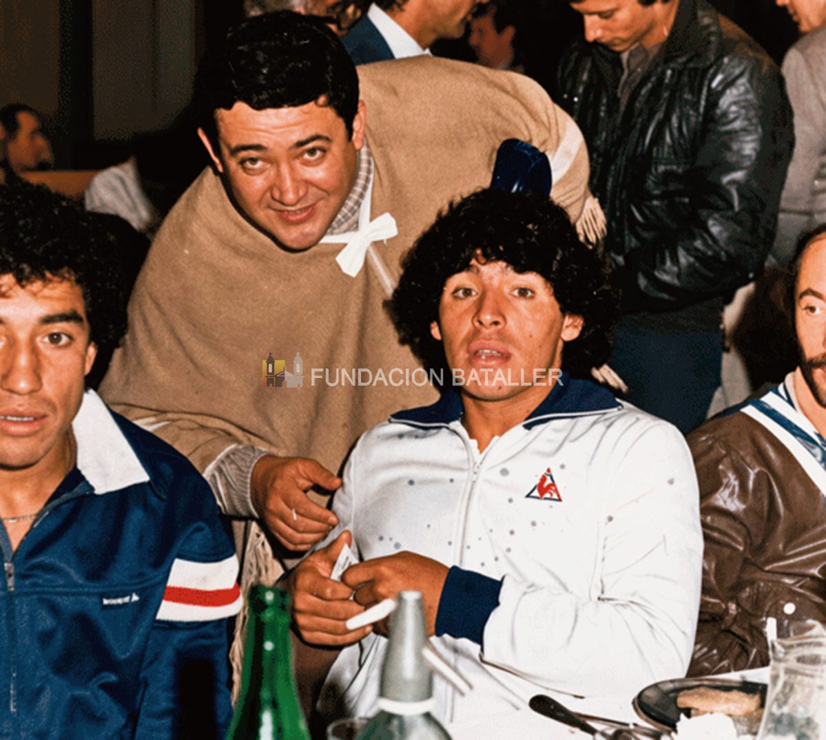 Llegó la selección a San Juan y el gordo quiso que le tomaran esta foto junto a Diego Armando Maradona y Américo Rubén Gallego. Imagen coloreada con IA