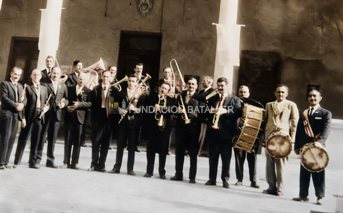 Banda de música de Caucete fundada en febrero de 1940, en la foto aparecen los primeros músicos que le integraron. Imagen publicada por Infocaucete y restaurada y coloreada con IA