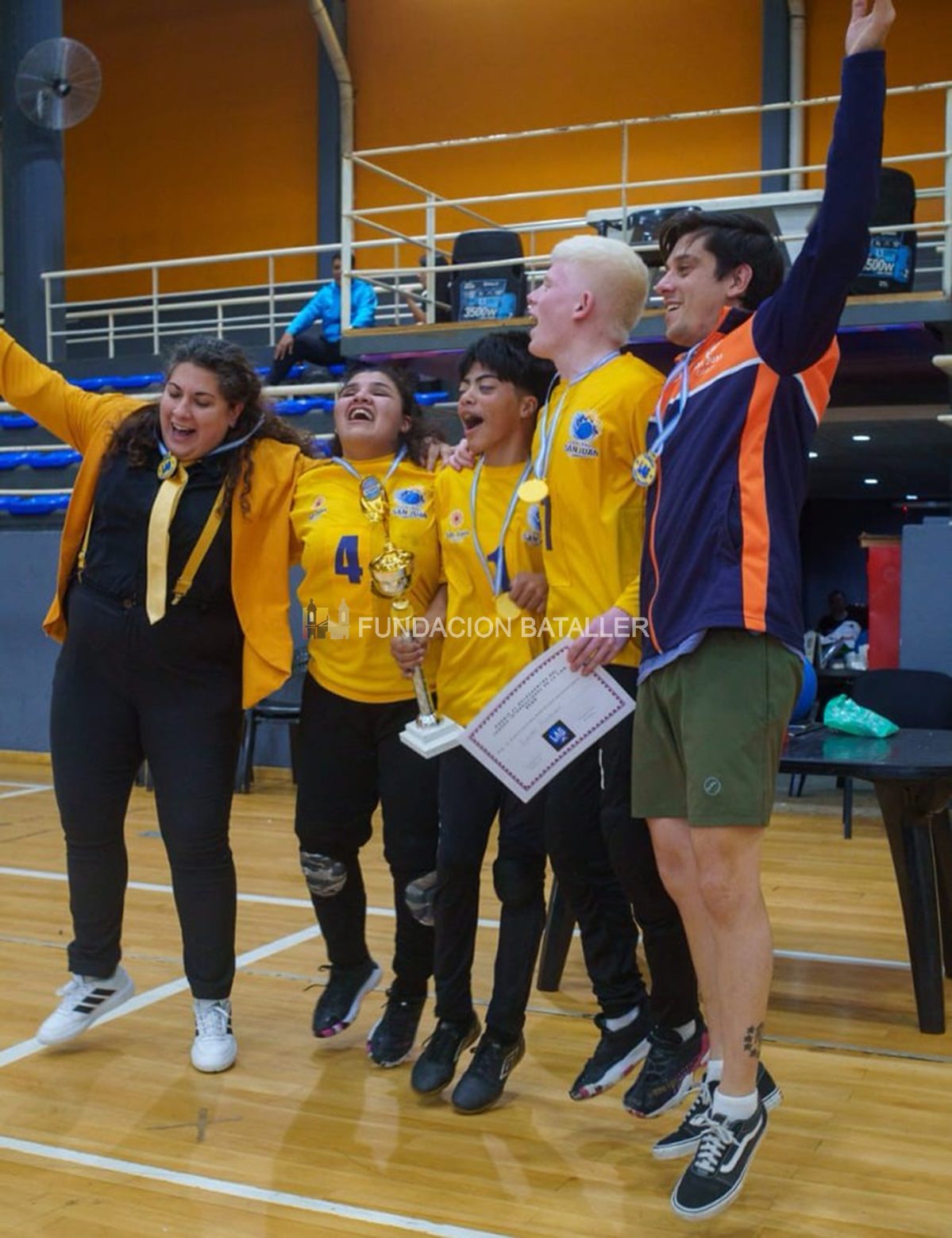 Los integrantes del equipo de Goalball San Juan festejan el campeonato logrado en Posadas, Misiones