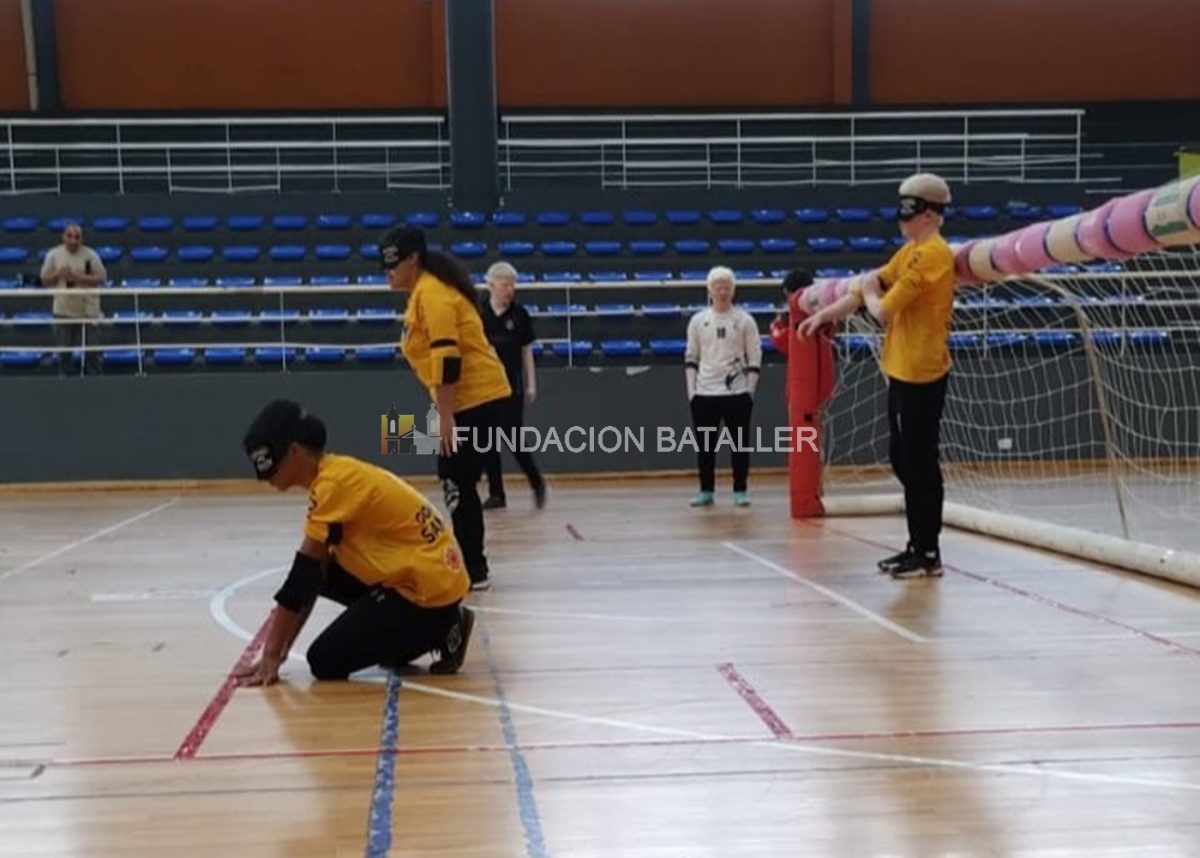 En el Goalball la portería tiene 9 metros de ancho y 1,3 metros de alto