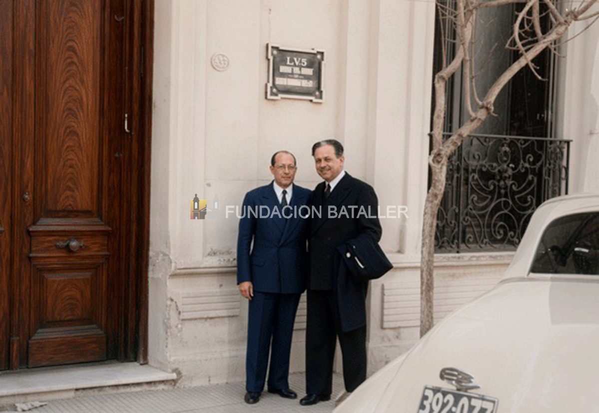 Don Cándido Rodríguez Vila posa con un colaborador en la puerta del viejo edificio de Radio Los Andes, en calle Laprida. Imagen coloreada con IA