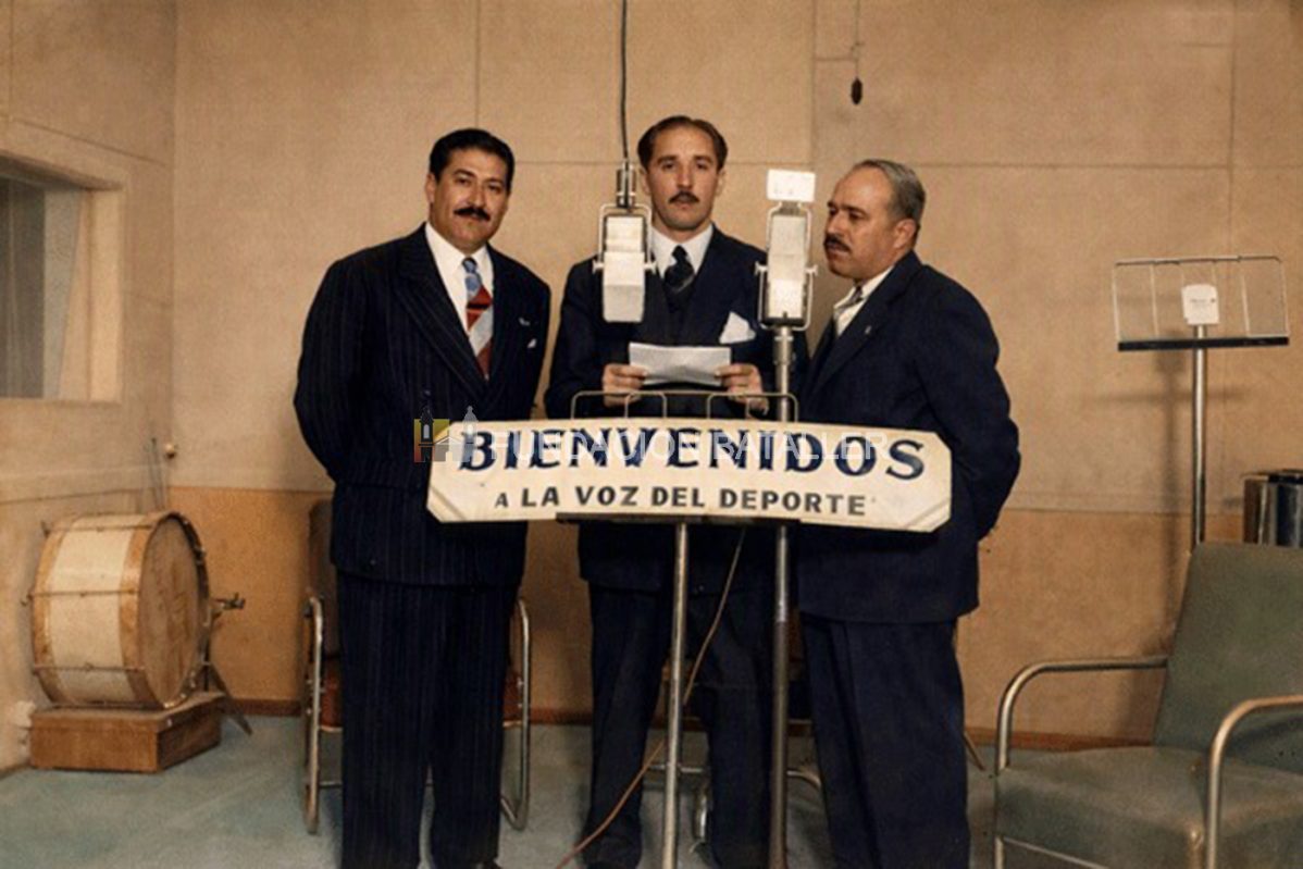 En la década del cincuenta el programa radial La Voz del Deporte, que se emitía por Radio Los Andes (hoy Radio Sarmiento), era uno de los más escuchados en nuestra provincia. En la foto aparecen, en uno de los estudios de transmisión, los periodistas Néstor Antonio Gaona, Emilio Guillermo Meizeng e Ignacio de Jesús Coria.