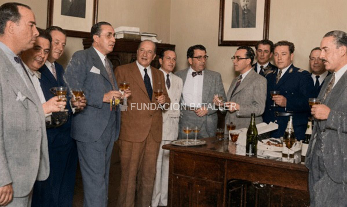 El gobernador Juan Maurín y su equipo durante una visita que realizara a la radio con motivo de las fiestas de fin de año en 1936.