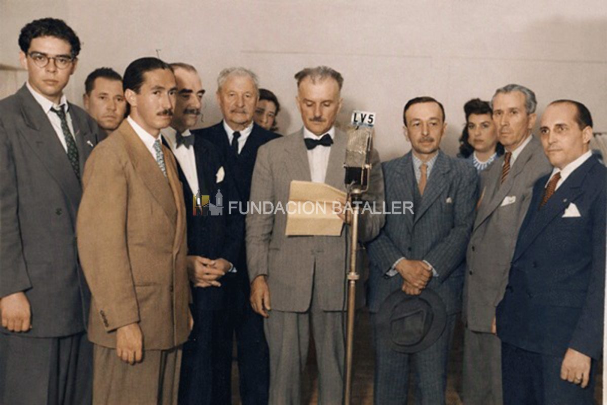 La foto fue tomada en los estudios de LV5, entonces Radio Los Andes, ubicados en calle Laprida. Durante la campaña electoral de 1947 un grupo de dirigentes bloquistas hace uso de los micrófonos. En momentos que habla Elio Cantoni lo acompañan Luis Cattani, Jovita Menéndez Uribe, Carlos Roco (padre de Rosaena Roco de Cantoni) y el director de la radio, don Cándido Rodríguez Vila.
