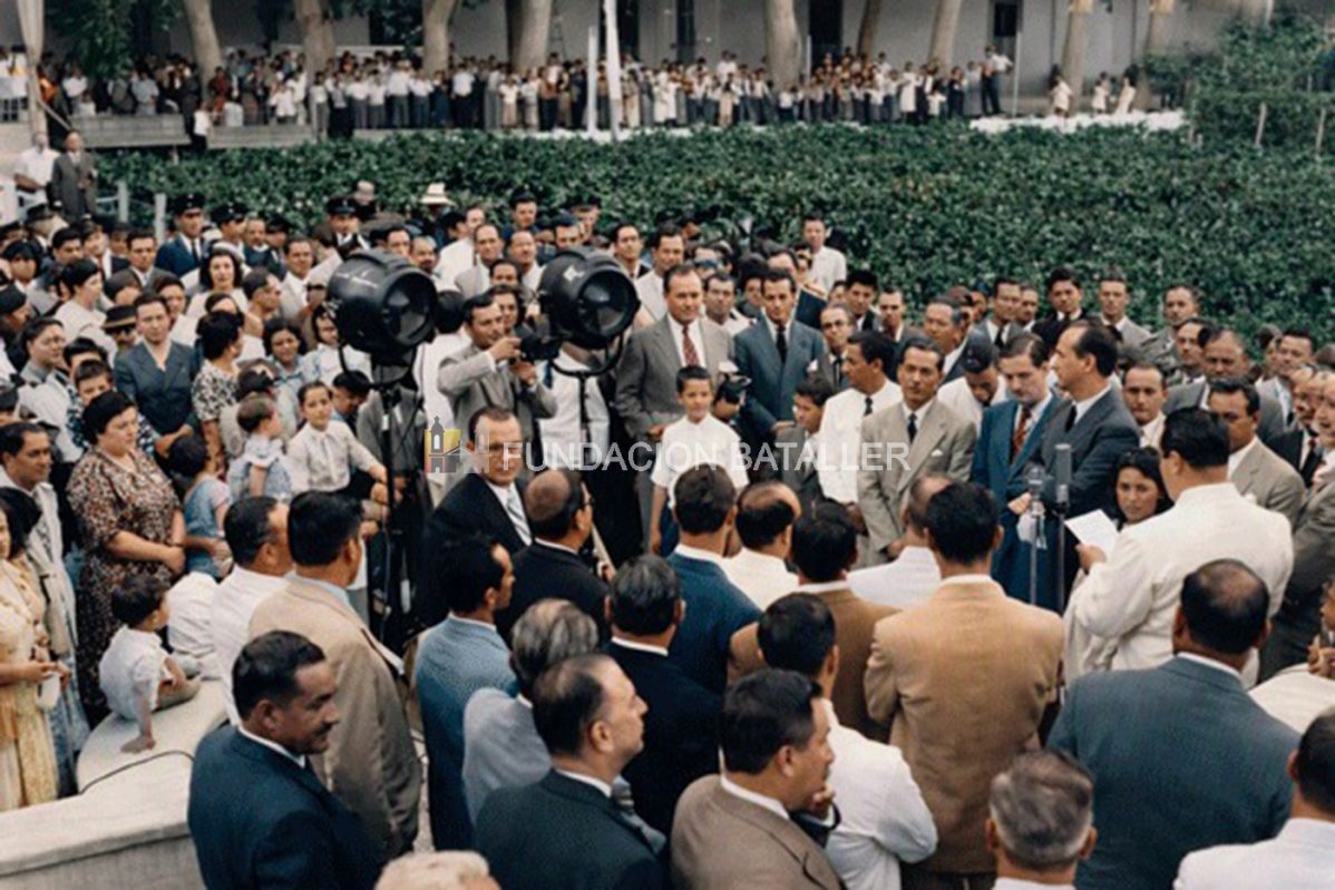Esta foto muestra el momento de la inauguración de la antena de Radio Graffigna, en diciembre de 1942. La bendición estuvo a cargo de Monseñor Audino Rodríguez y Olmos