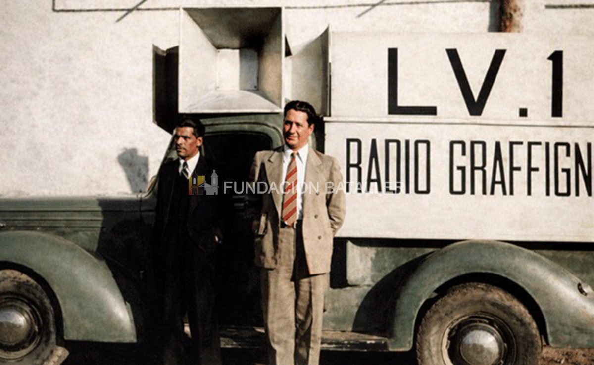 Un móvil muy particular. A diferencia con los actuales que cubren noticias, este camión de LV1 actuaba como propaladora, llevando la radio a quienes no tenían receptor. (Foto proporcionada por Radio Colón)