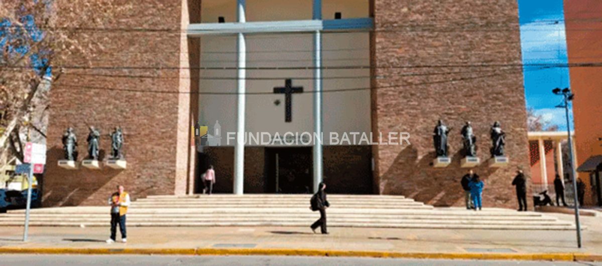 Frente de la Iglesia Catedral de San Juan, ubicada sobre calle Mendoza, frente a la Plaza 25 de Mayo