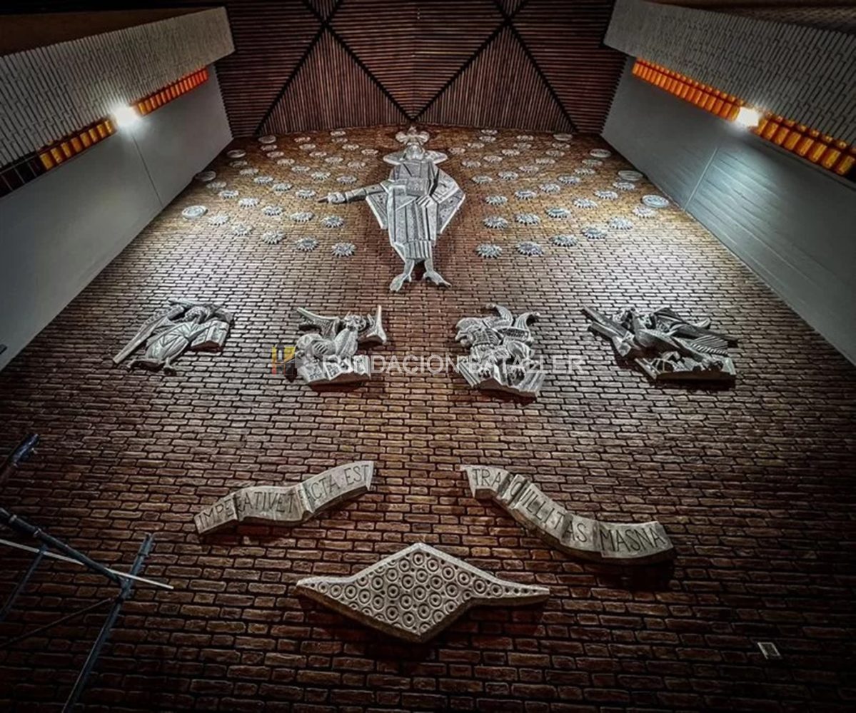 La foto muestra el final de lo que es el templo de la Iglesia Catedral. Se destaca la figura de Cristo Jesús parado rodeado de 64 estrellas y debajo los símbolos de los cuatro evangélicos:  Lucas, Mateo, Marcos y Juan.