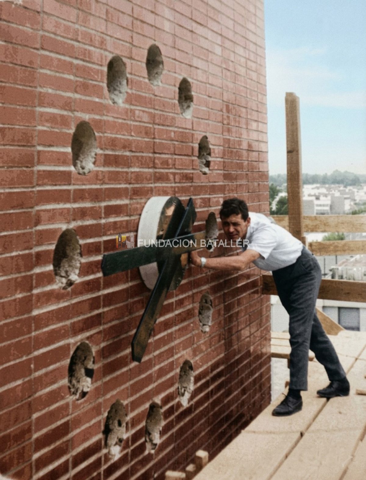 La foto fue tomada en diciembre de 1962. Quien aparece en ella es Arnold Bofinger, técnico relojero y propietario de la casa Bofinger. Arnold se había especializado en Suiza para atender este tipo de relojes. El reloj-campanil de la catedral costó 23.000 marcos alemanes y fue adquirido en 1961 a la firma Wlund Ems de Frankfort, Alemania. El carillón eléctrico acústico tiene 23 tonos, un teclado que abarca varias octavas y cuatro altoparlantes de 20 watts cada uno. El carillón permitía emitir además de la hora, el himno nacional, el Angelus y diversos villancicos. Fue inaugurado el 24 de diciembre de 1962 a las 23. Durante 25 años Arnold Bofinger fue el encargado del mantenimiento. (Foto proporcionada por Arnold Bofinger)