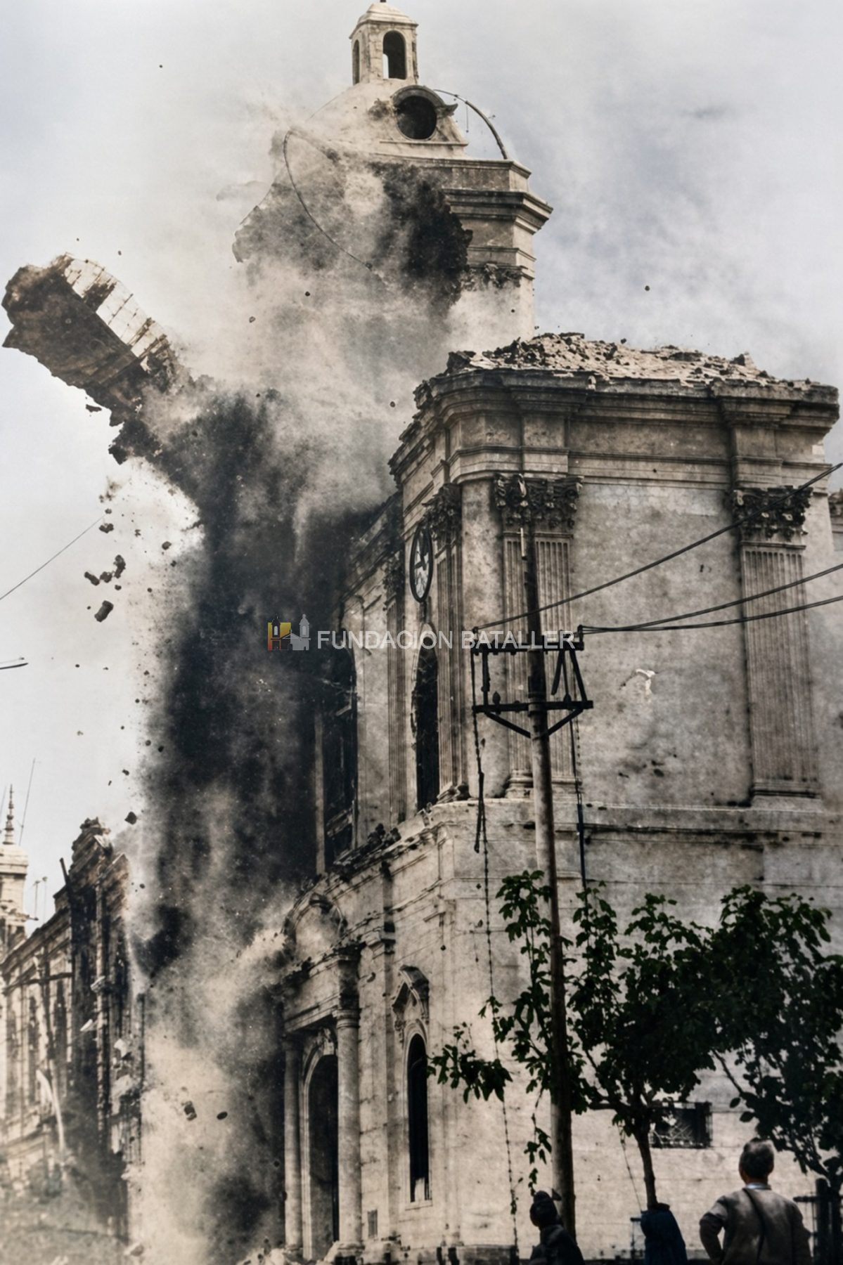 La foto refleja el momento en el que, por motivos de seguridad, son derrumbadas las torres tras el terremoto.