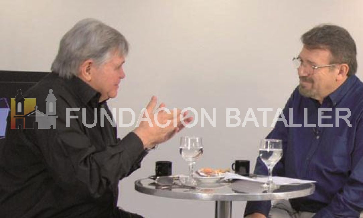 Rony Vargas repasa junto a Juan Carlos Bataller su vida frente a un micrófono en este emotivo homenaje