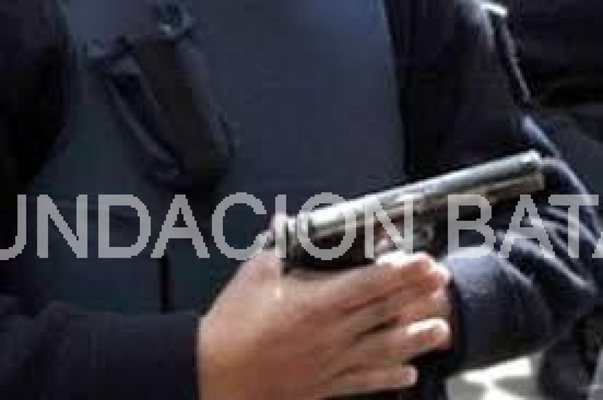 Buscan que policías denunciados no porten armas en sus casas