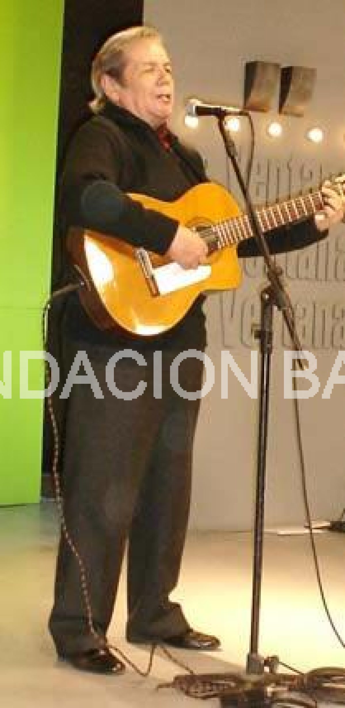 Mario Bebe Flores. El papá lo quería médico y él eligió ser cantor