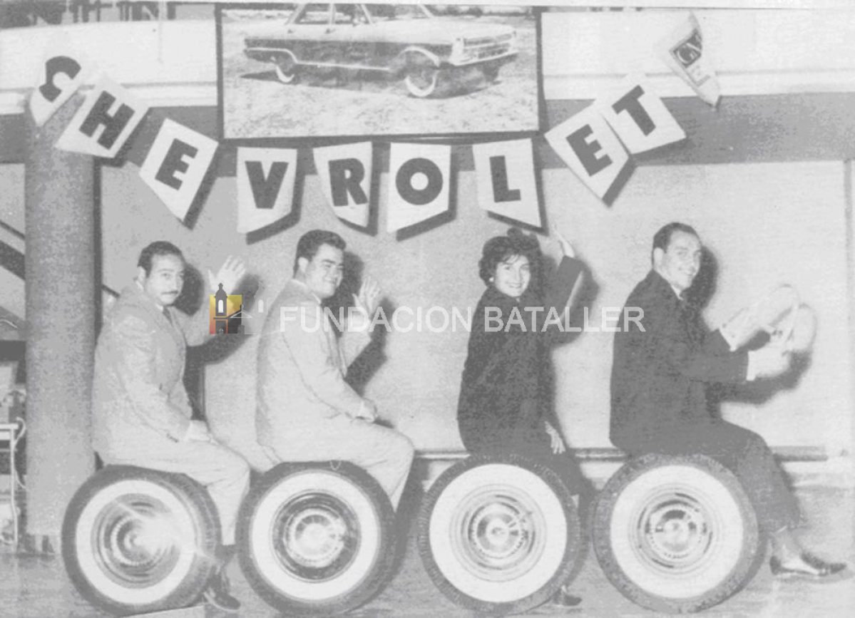 1969 - Un exitoso programa radial / Fue uno de los sucesos de la radiofonía sanjuanina a fines de los ´60. El programa se llamaba “Las cuatro ruedas de Chevrolet” y se basaba en un concurso de preguntas y respuestas para estudiantes. Se hacía en el salón auditorio de LV5 que en ese tiempo se llamaba Radio Los Andes. En la foto aparecen Erich Núñez, que era el técnico; Juan Carlos Iglesias, Isabelita González y Jorge Lagos que actuaban como locutores y conductores.