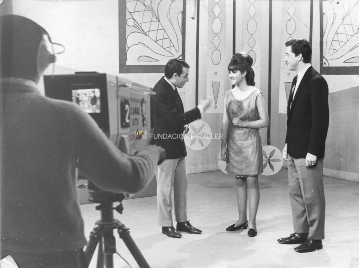 1968 - Sábados de la alegría / En los años 60 grandes programas ocupaban las preferencias de la audiencia los sábados por la tarde, tanto en la televisión nacional como la local.  Los sábados al mediodía Alfredo Espinoza conducía junto con Mario Pereyra un programa que se denominaba “Sábados de la alegría” y que se emitía por Canal 8. Esta foto de 1968 muestra a los conductores durante uno de esos programas. (Foto proporcionada por Alfredo Espinoza)