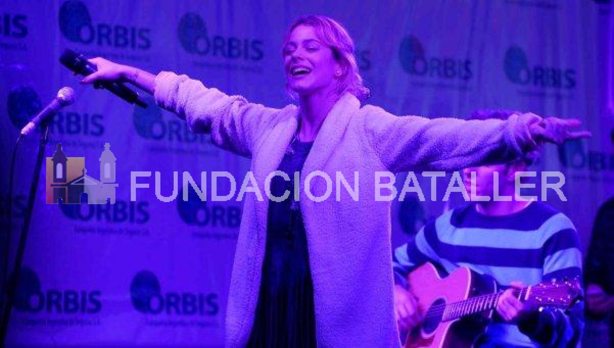 Tini Stoessel canta por la paz en Roma