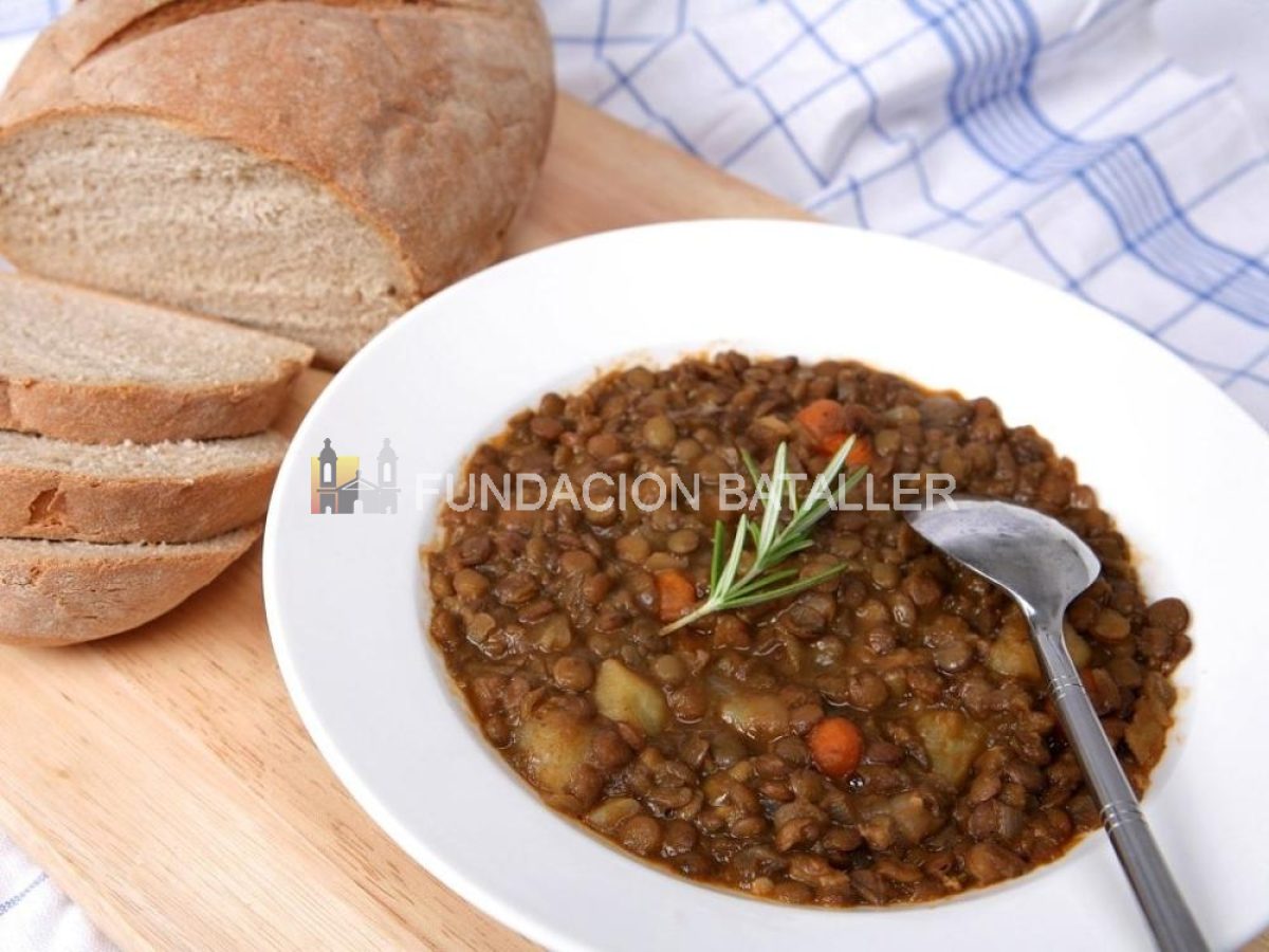 Lentejas con arroz   Por: Afifa Máttar de Kálejman